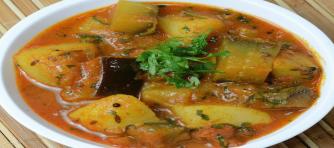 Eggplant Potato in Gravy (Baingan Aloo)